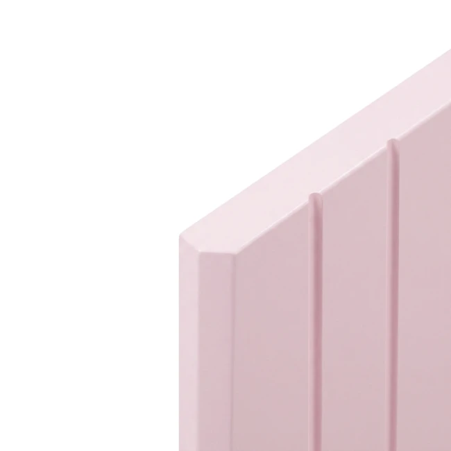 Zbliżenie na front szafki łazienkowej pudrowy róż mat detal wykończenia i krawędzi mebla Aquameb Andora