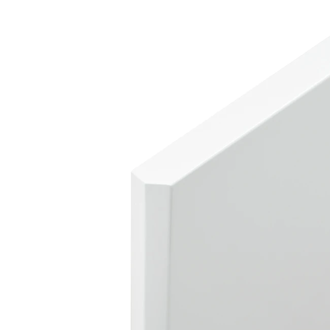 Zbliżenie na front szafki łazienkowej biały połysk detal wykończenia i krawędzi mebla Aquameb